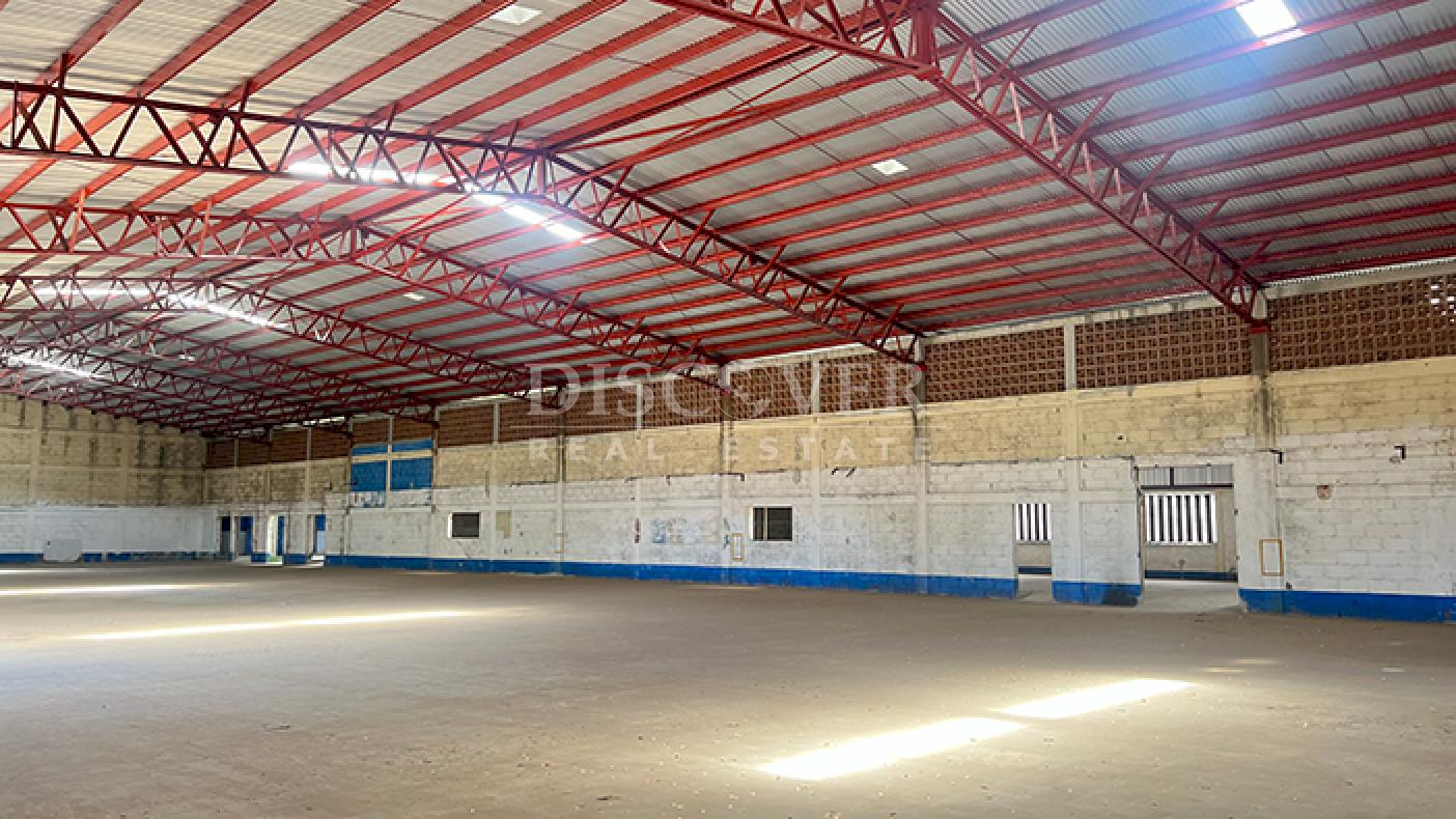 Warehouse with loading dock for rent on Carretera Norte