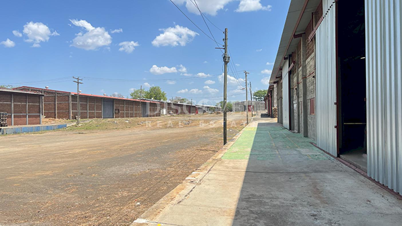 Warehouse with loading dock for rent on Carretera Norte
