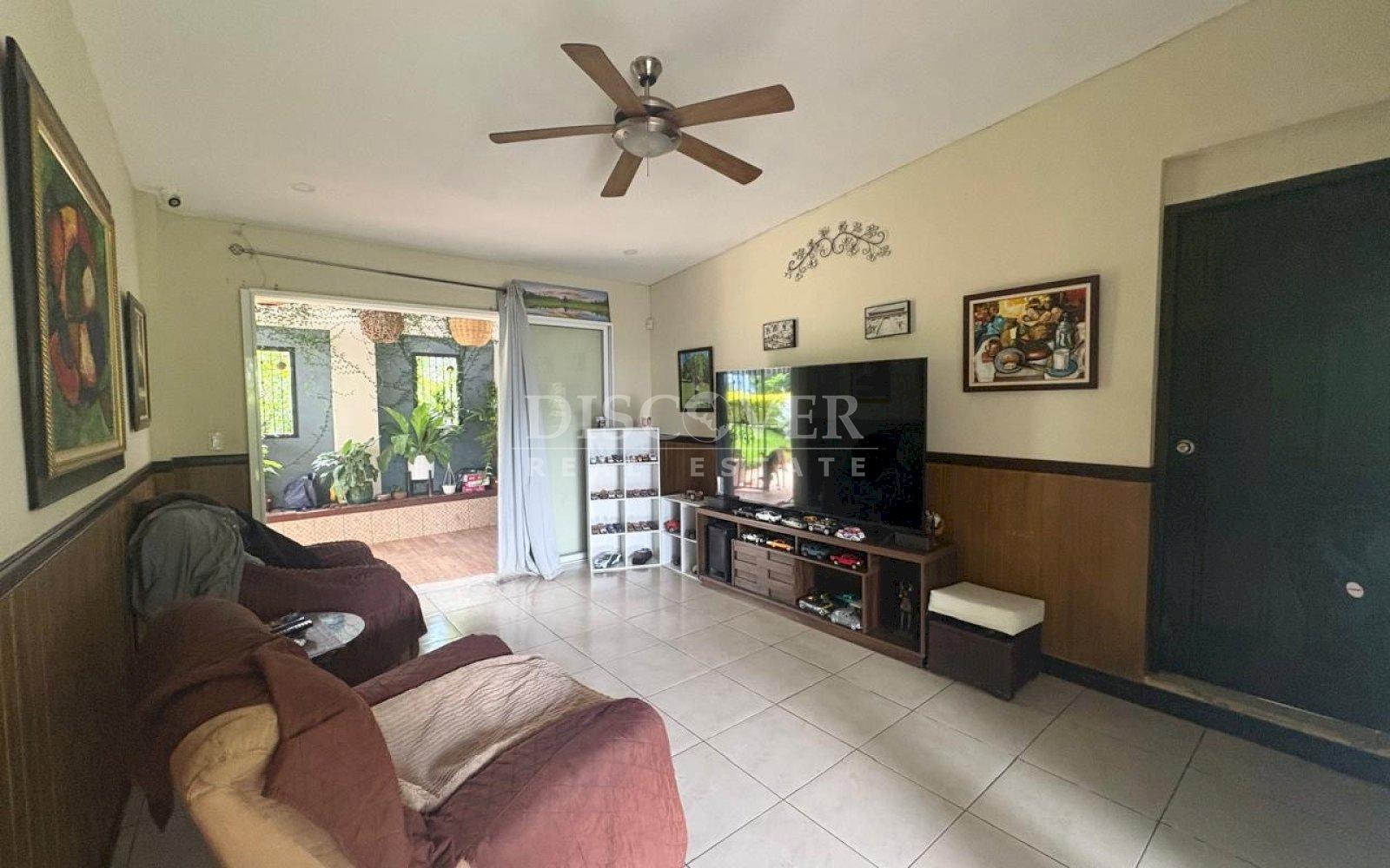  House for sale in a residential neighborhood in Las Colinas