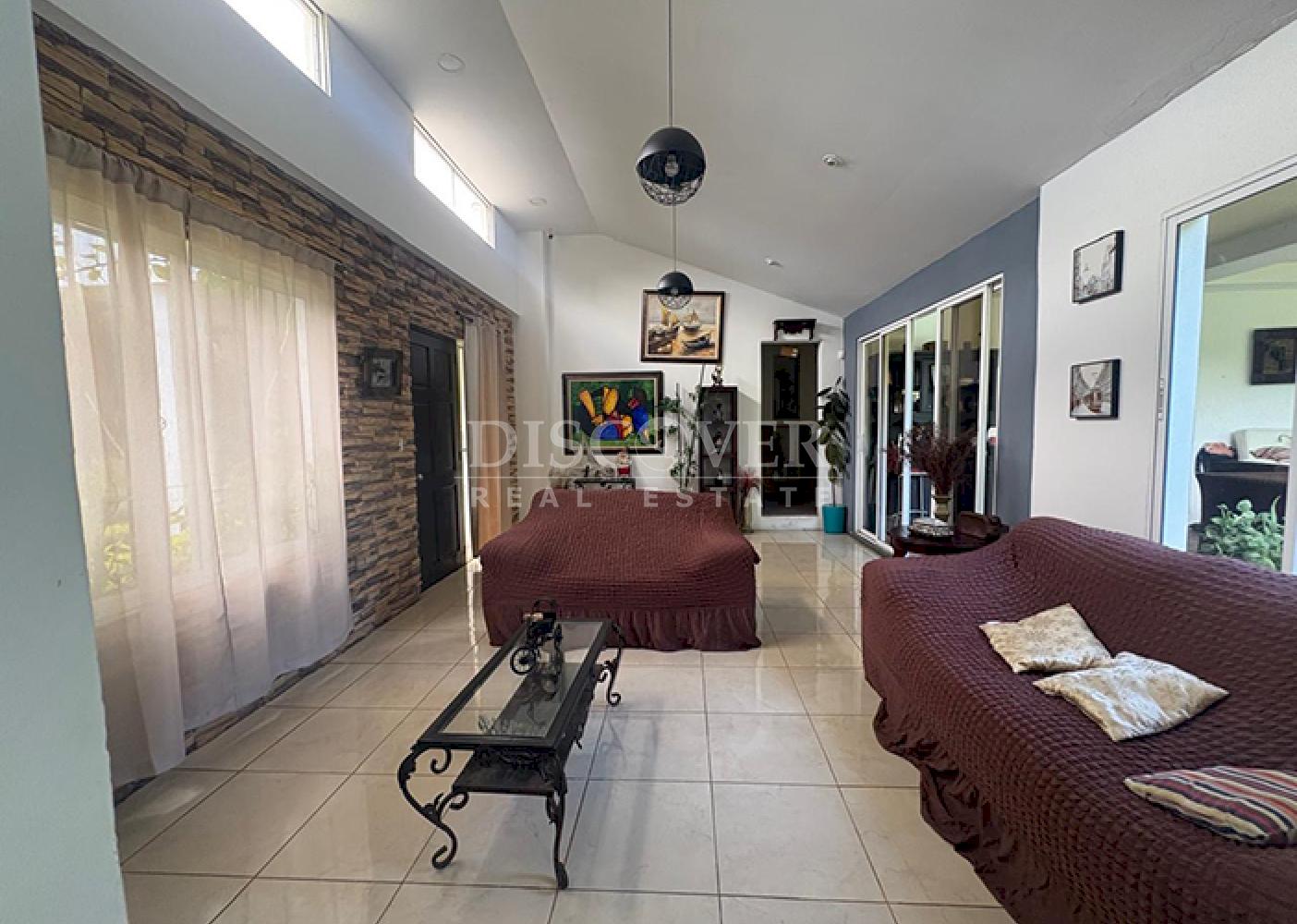  House for sale in a residential neighborhood in Las Colinas