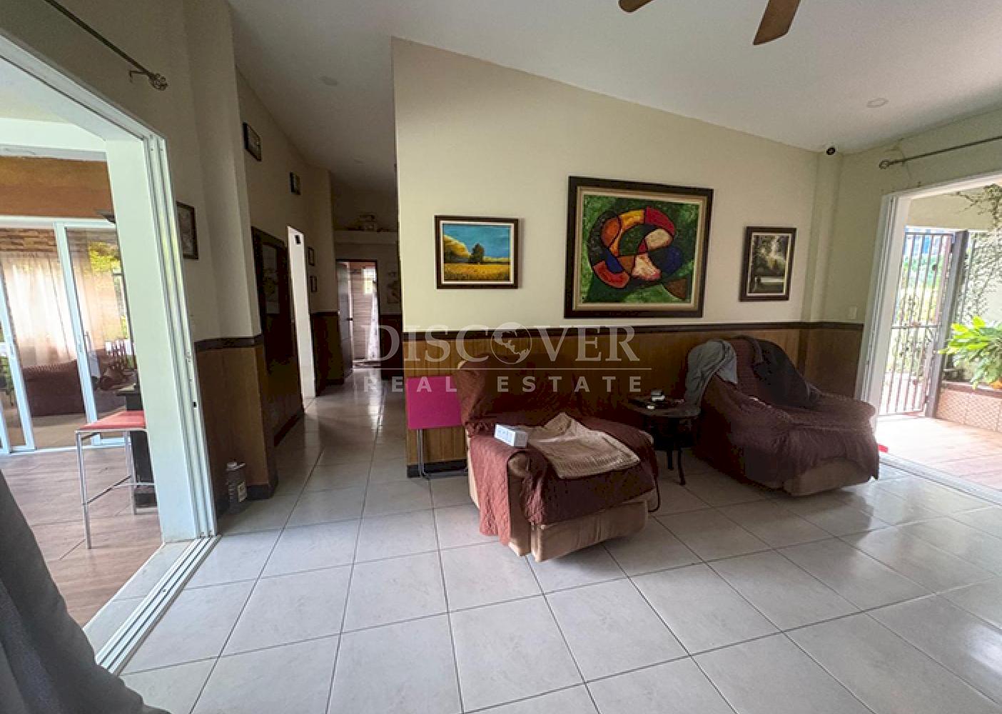  House for sale in a residential neighborhood in Las Colinas