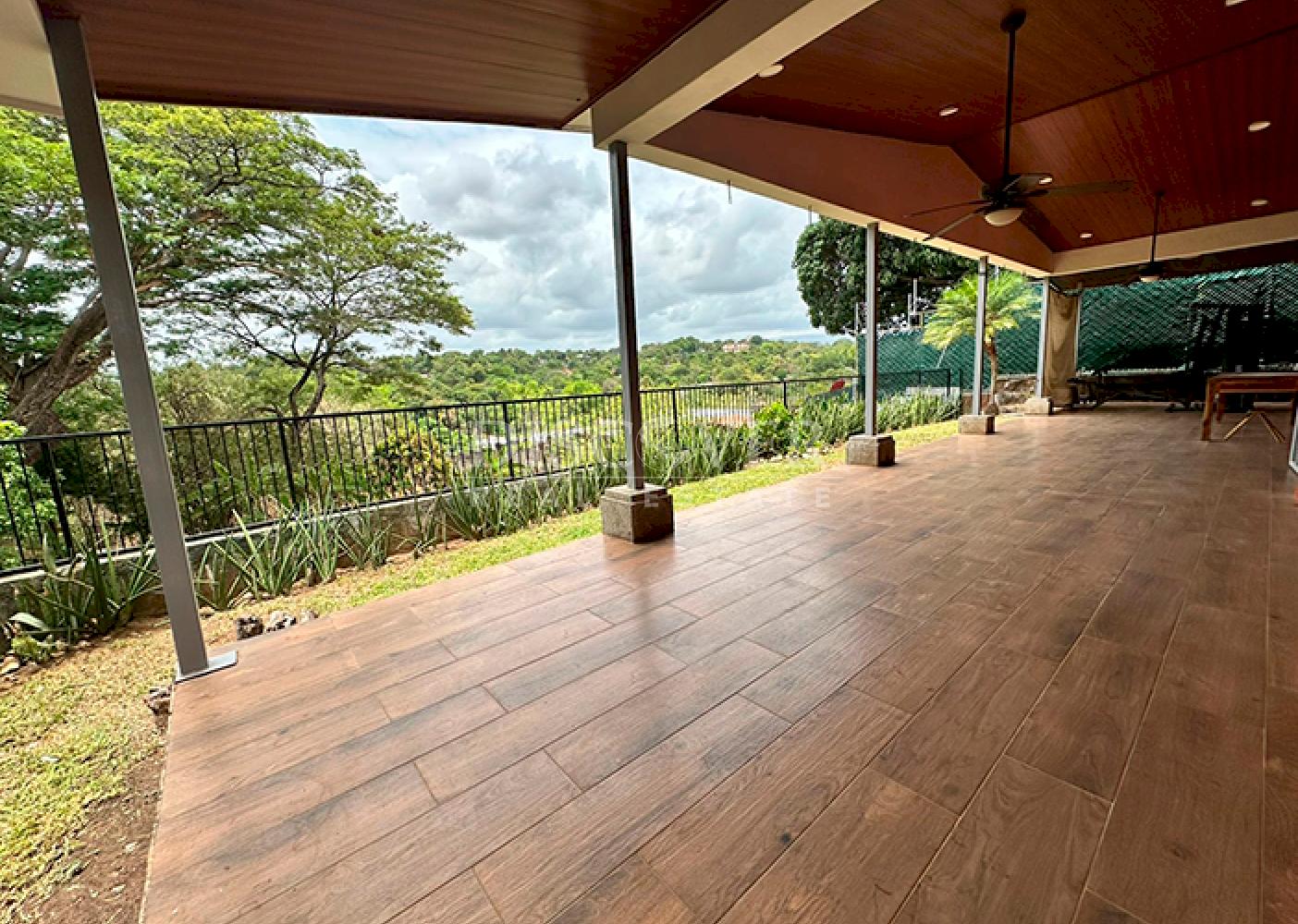 House for sale with spectacular views of the valley on Carretera Sur