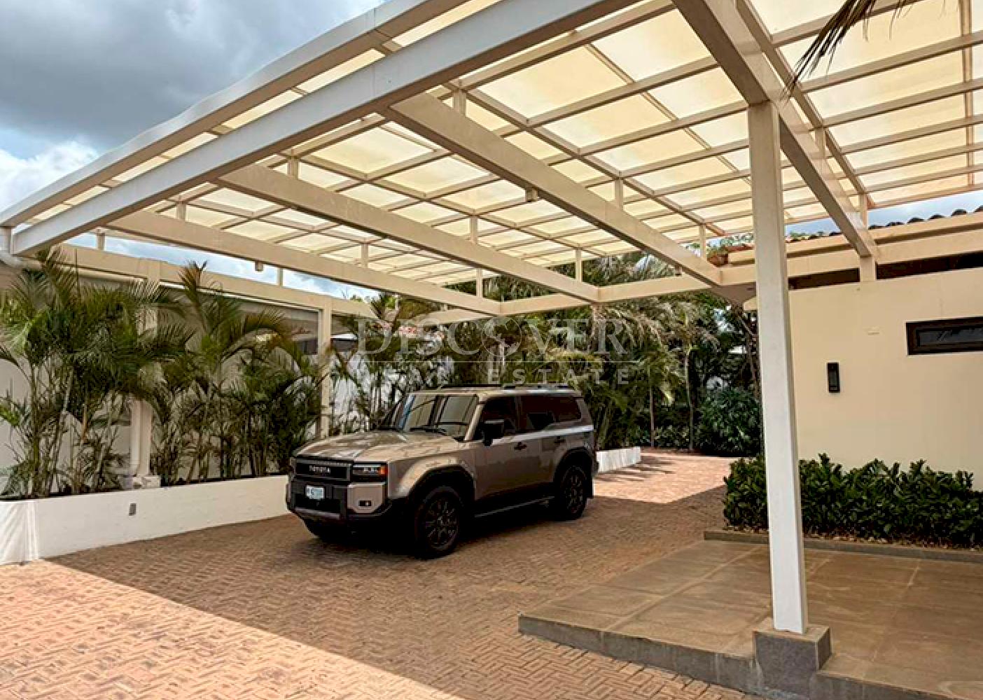  Spacious house for sale on Carretera Sur
