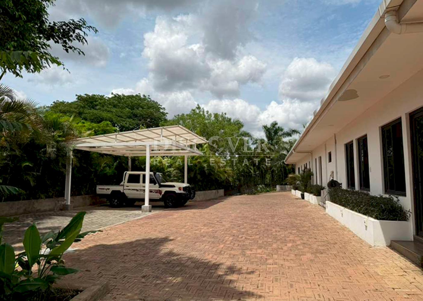  Spacious house for sale on Carretera Sur