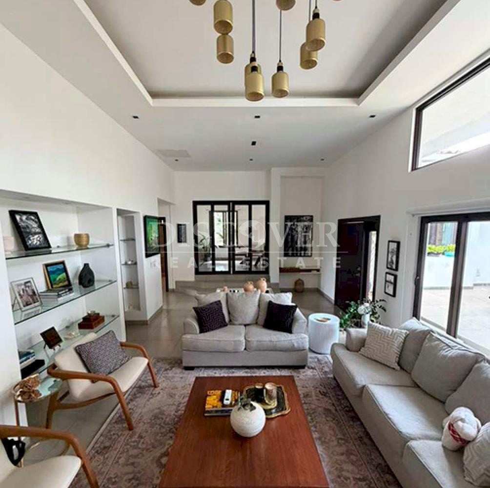  Spacious house for sale on Carretera Sur