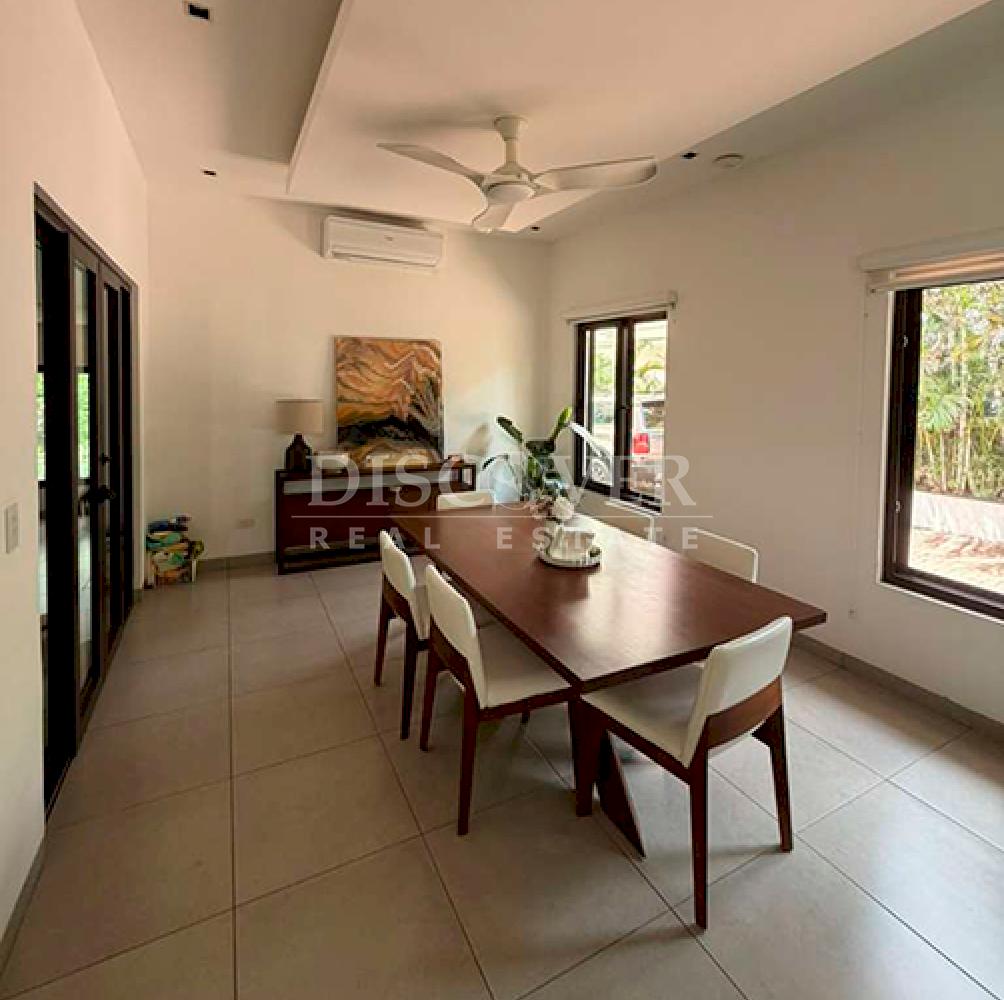  Spacious house for sale on Carretera Sur
