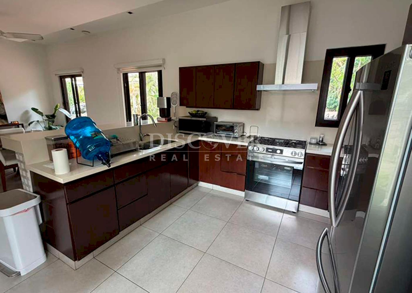  Spacious house for sale on Carretera Sur