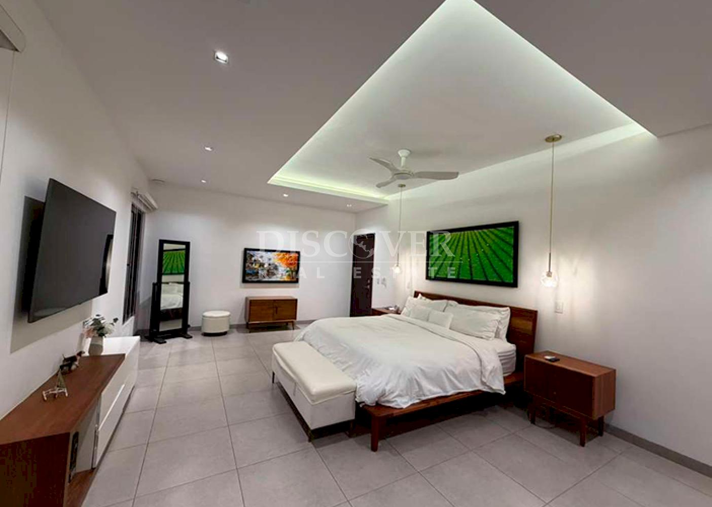  Spacious house for sale on Carretera Sur
