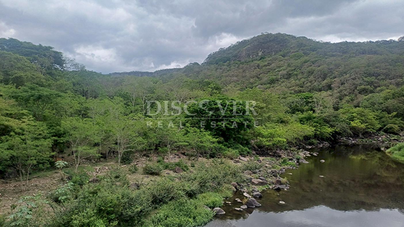Land bordering a river in Estelí for sale