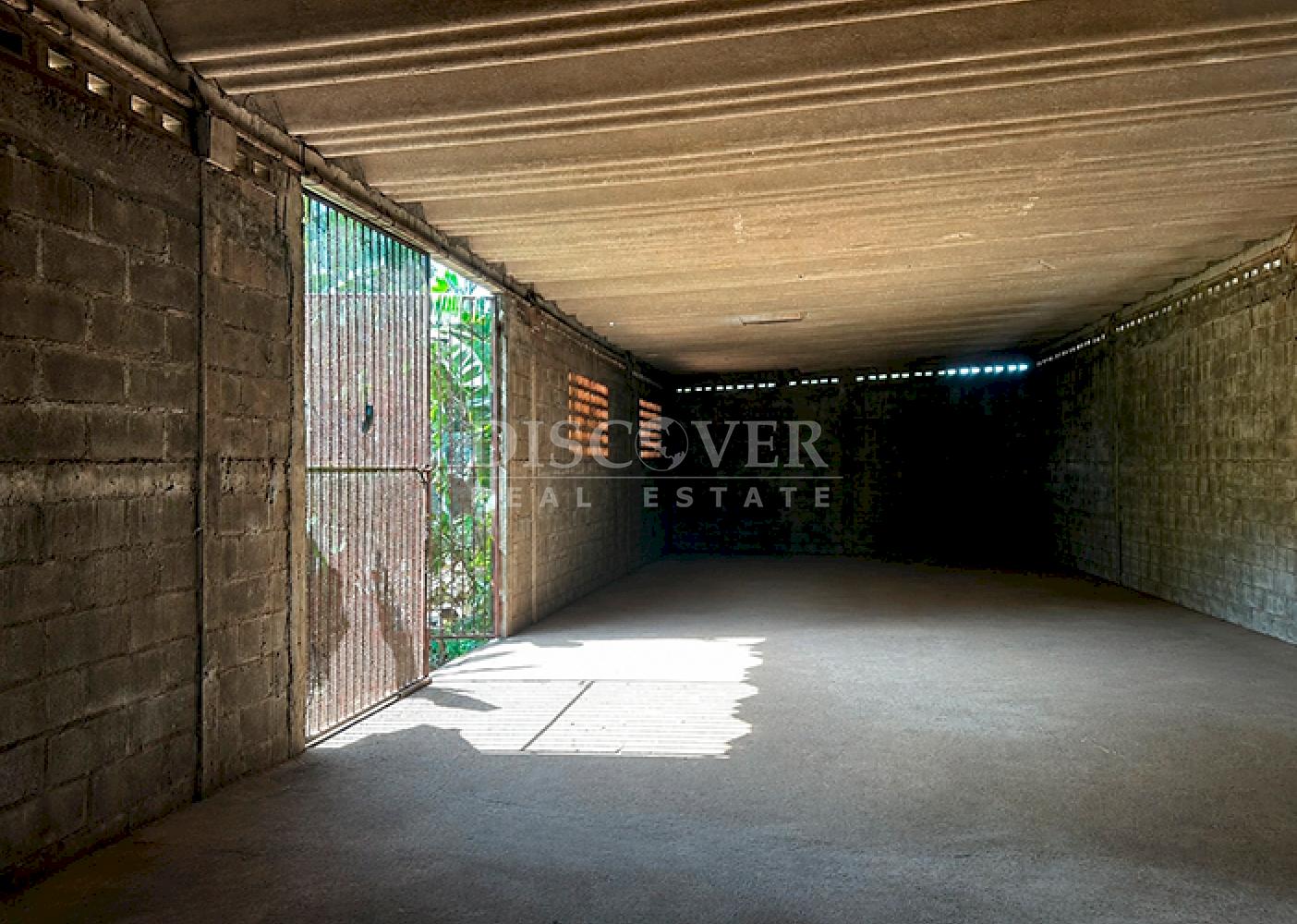 Spacious lot with a warehouse for sale in León