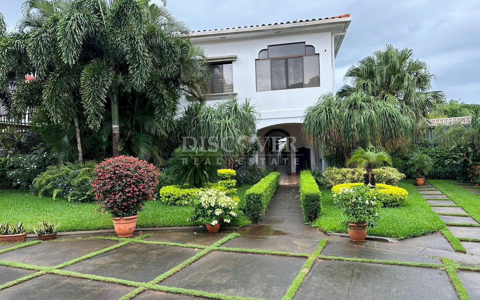  Exceptional Residence for Sale with Panoramic Views and Independent Apartment in Carretera Sur.