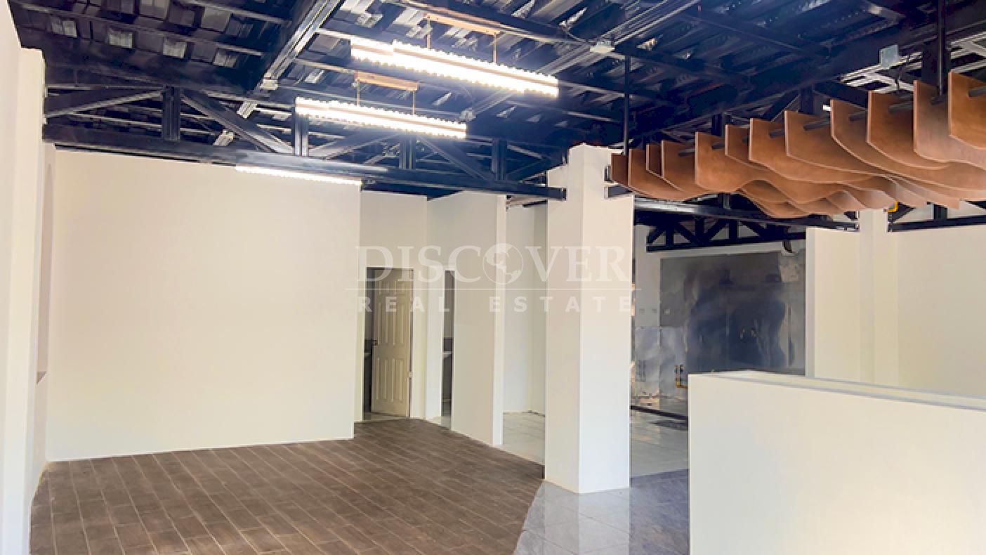 Storefront for rent in a shopping center in Las Colinas