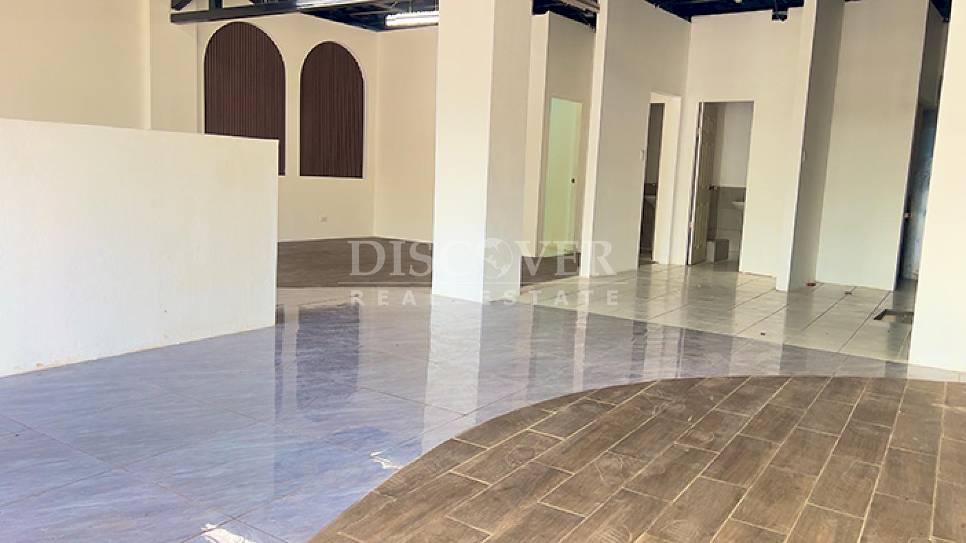 Storefront for rent in a shopping center in Las Colinas