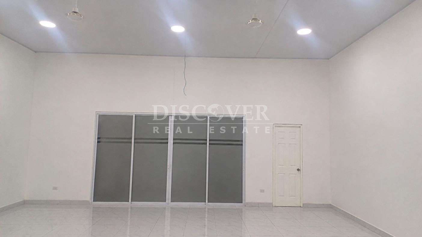 Commercial space for rent at the Mercado Oriental