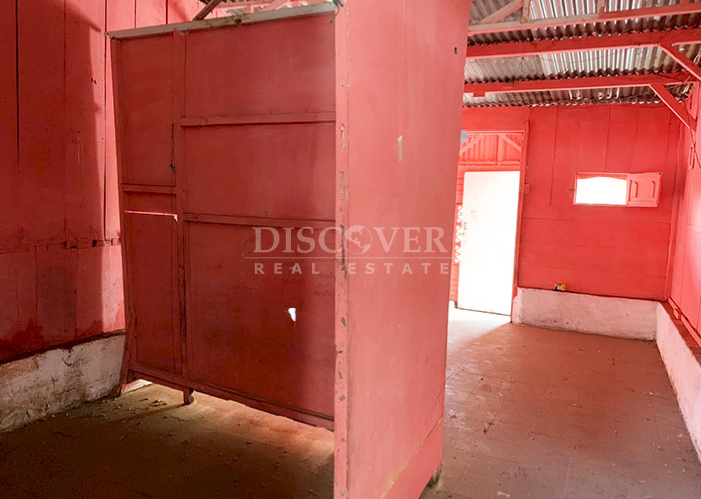  Warehouse with mezzanine and annex for sale in the San José Oriental neighborhood