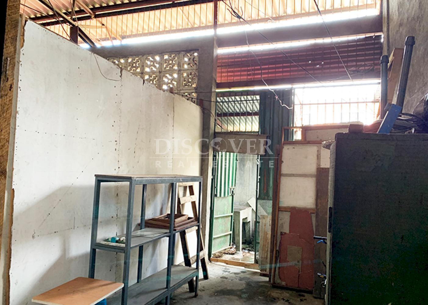  Warehouse with mezzanine and annex for sale in the San José Oriental neighborhood