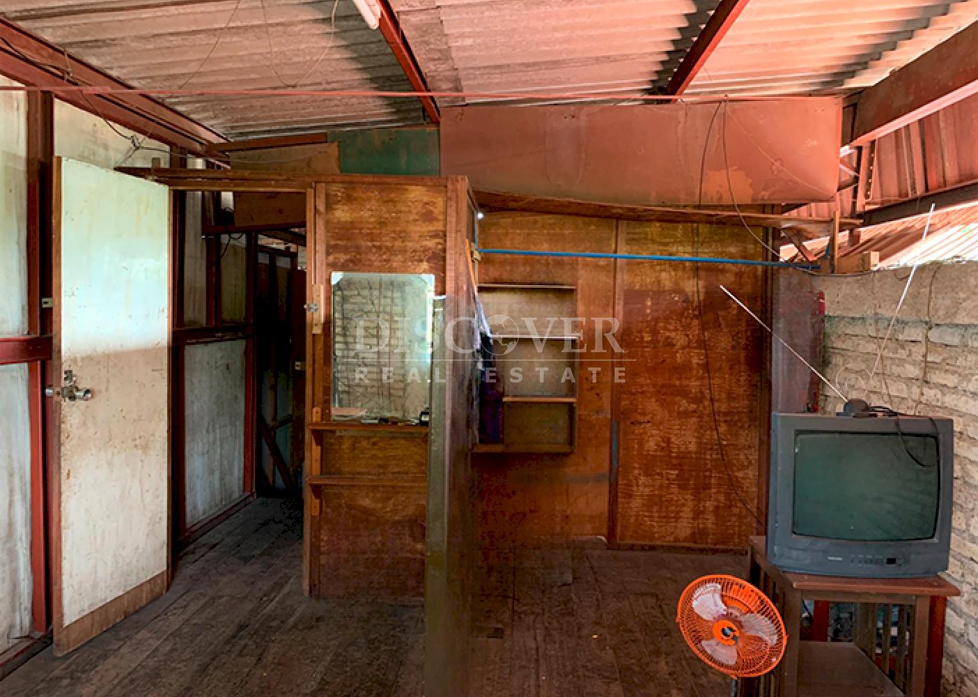  Warehouse with mezzanine and annex for sale in the San José Oriental neighborhood