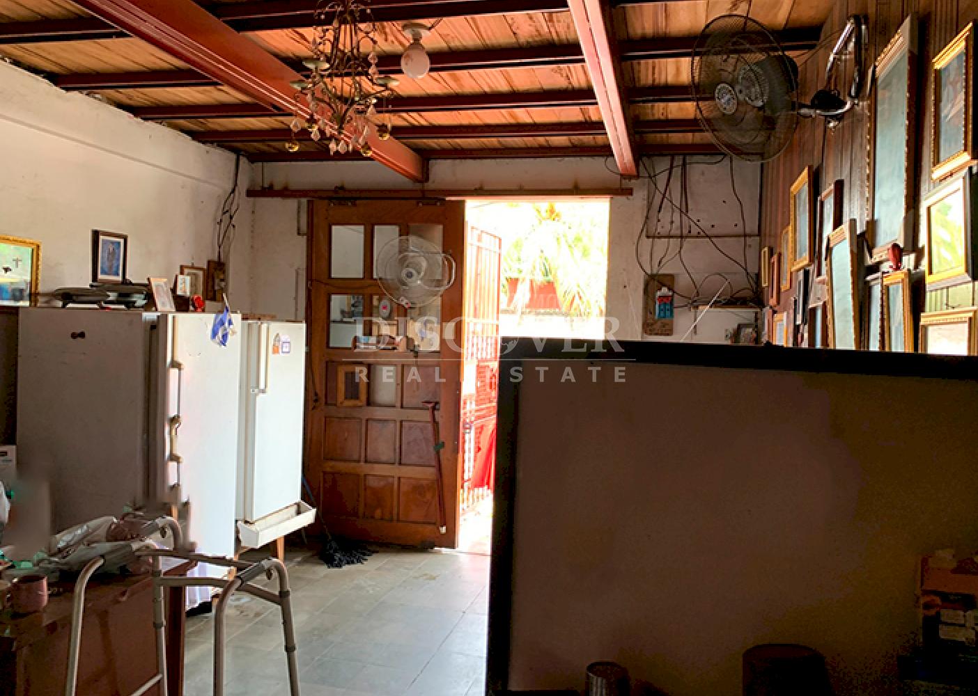  Warehouse with mezzanine and annex for sale in the San José Oriental neighborhood