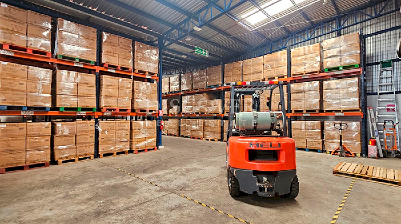  Warehouse with office and loading area for rent in Las Colinas 