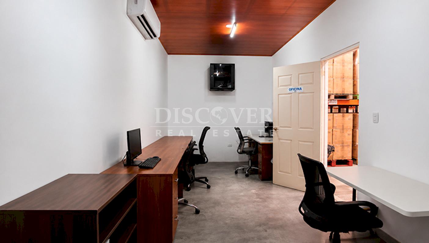  Warehouse with office and loading area for rent in Las Colinas 