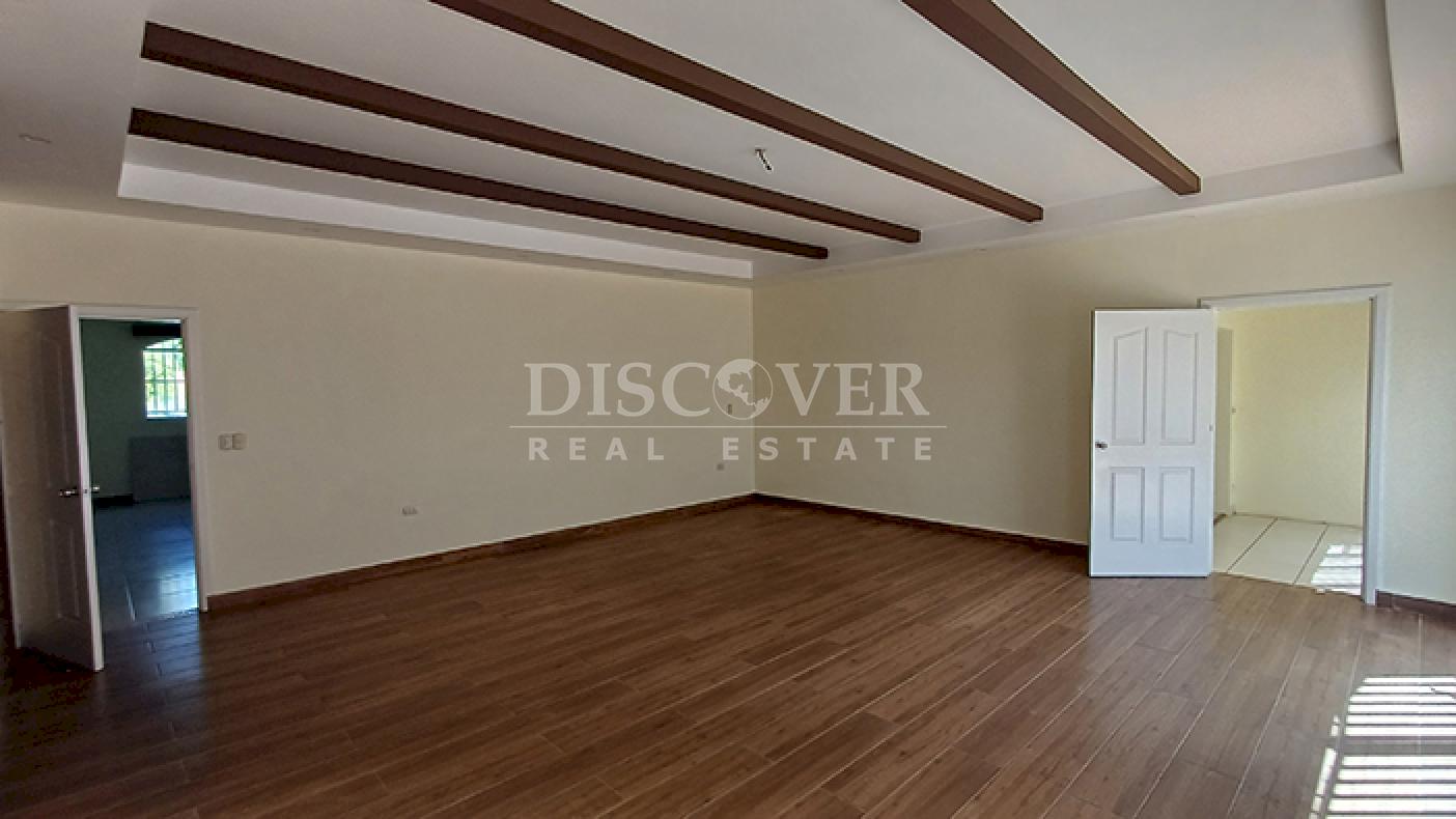 House for sale in a residential area on Carretera Nueva to León