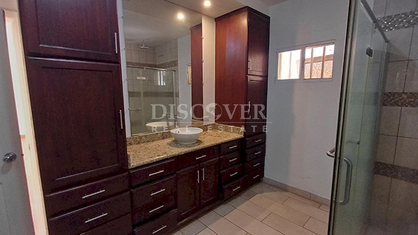 House for sale in a residential area on Carretera Nueva to León
