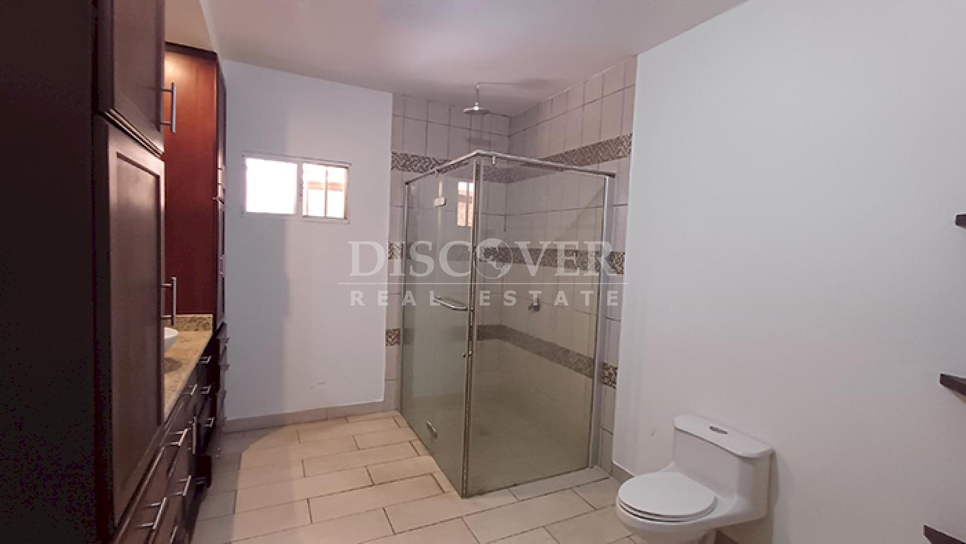 House for sale in a residential area on Carretera Nueva to León