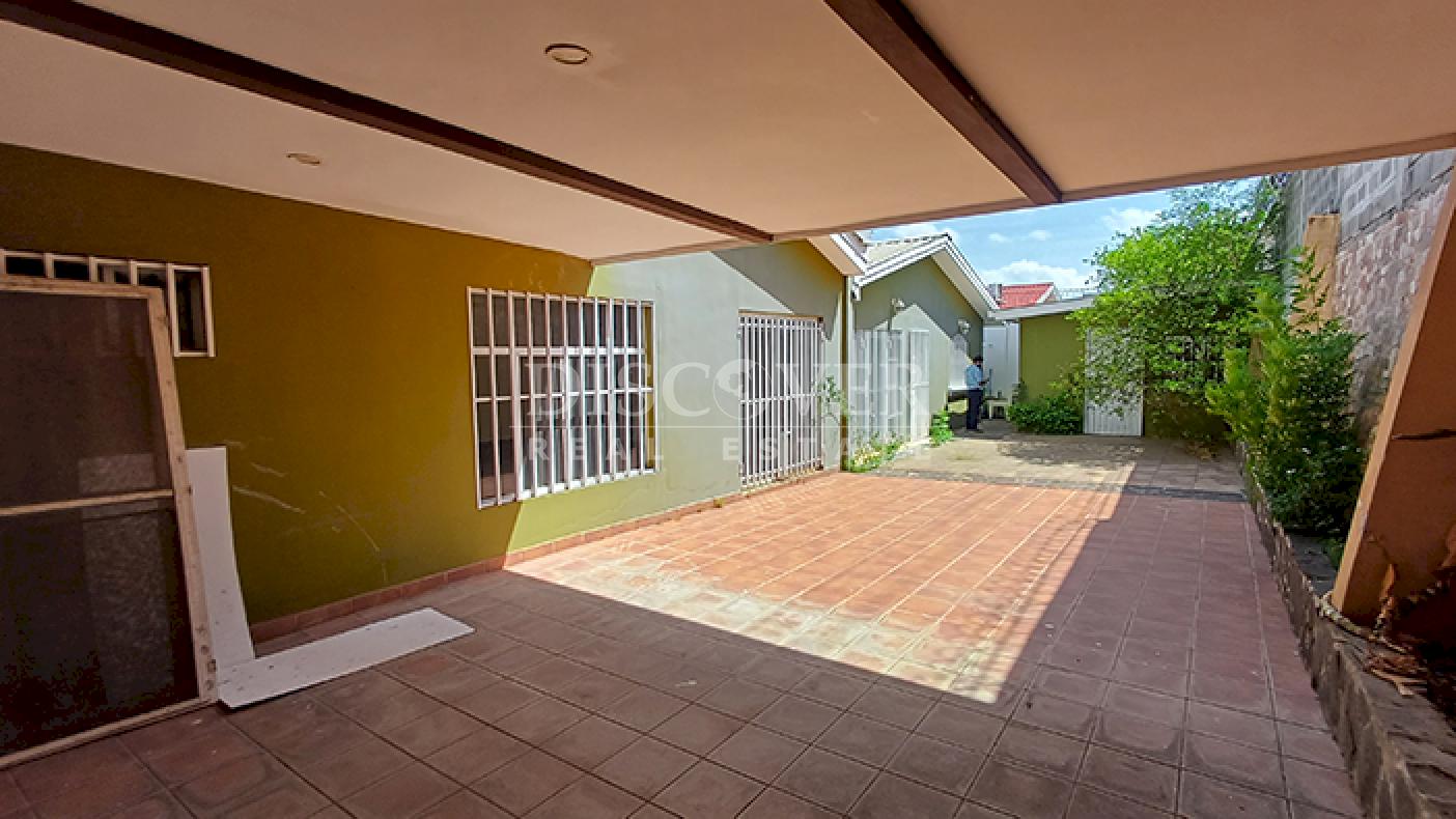 House for sale in a residential area on Carretera Nueva to León
