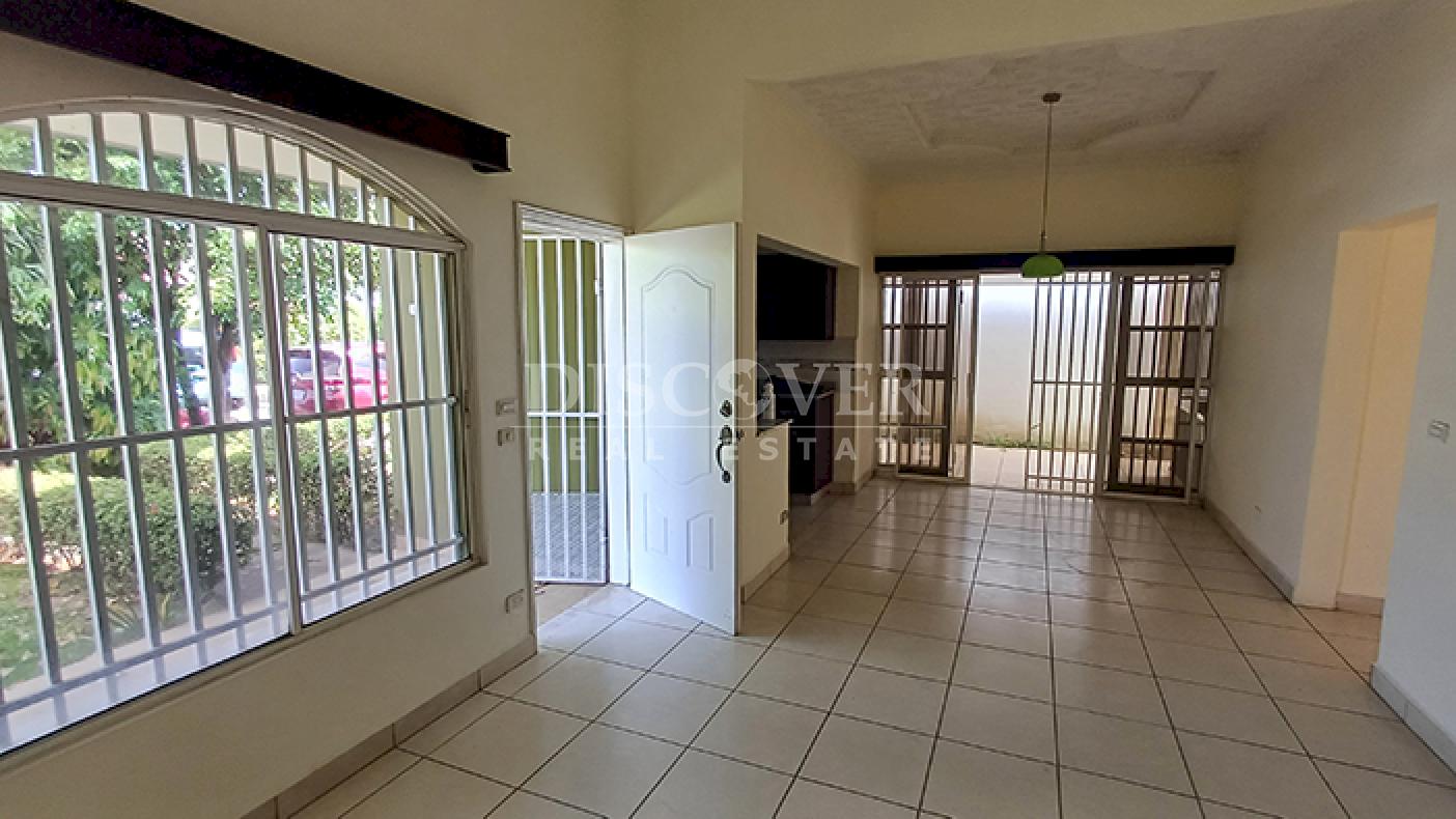 House for sale in a residential area on Carretera Nueva to León