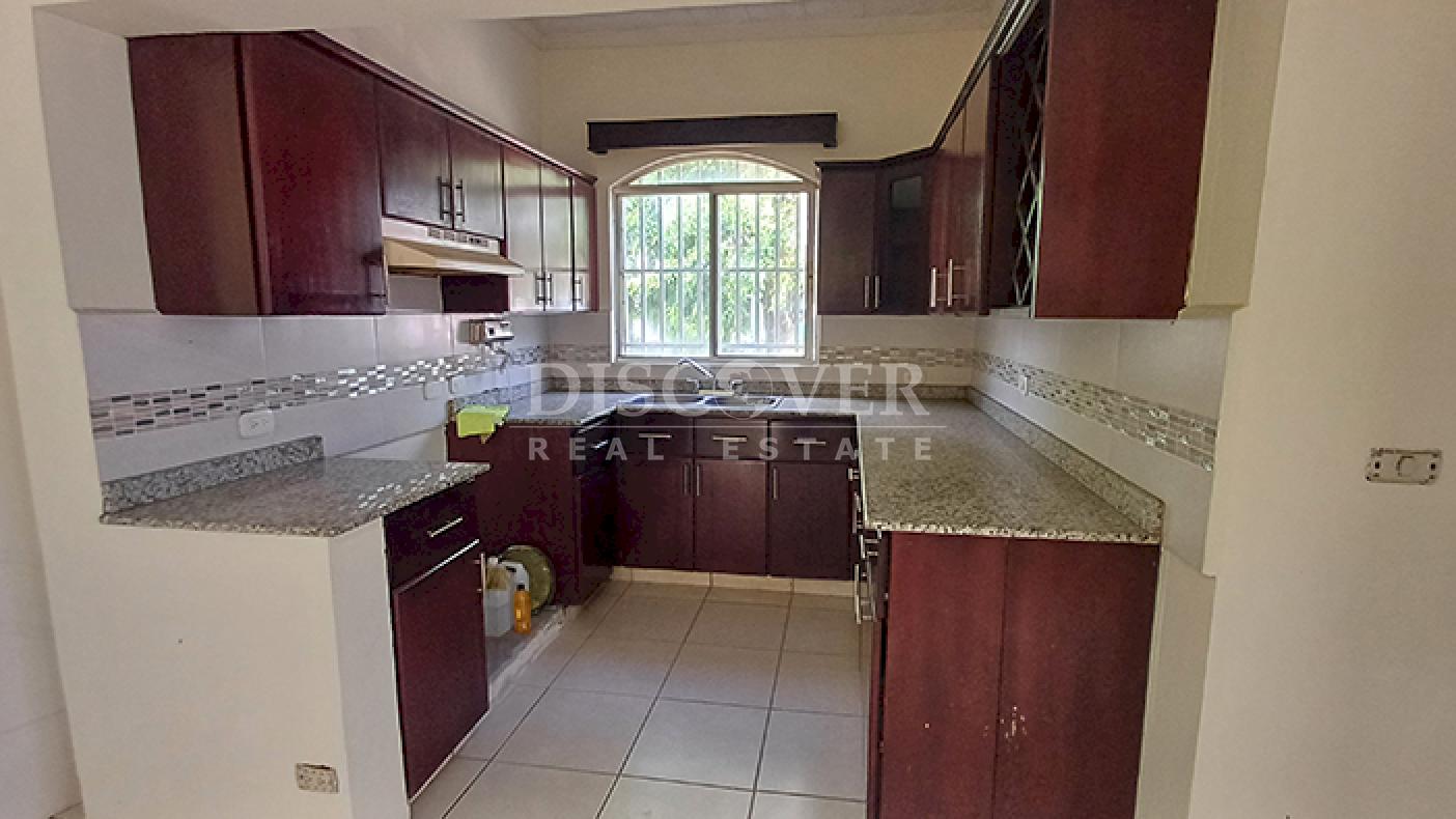 House for sale in a residential area on Carretera Nueva to León