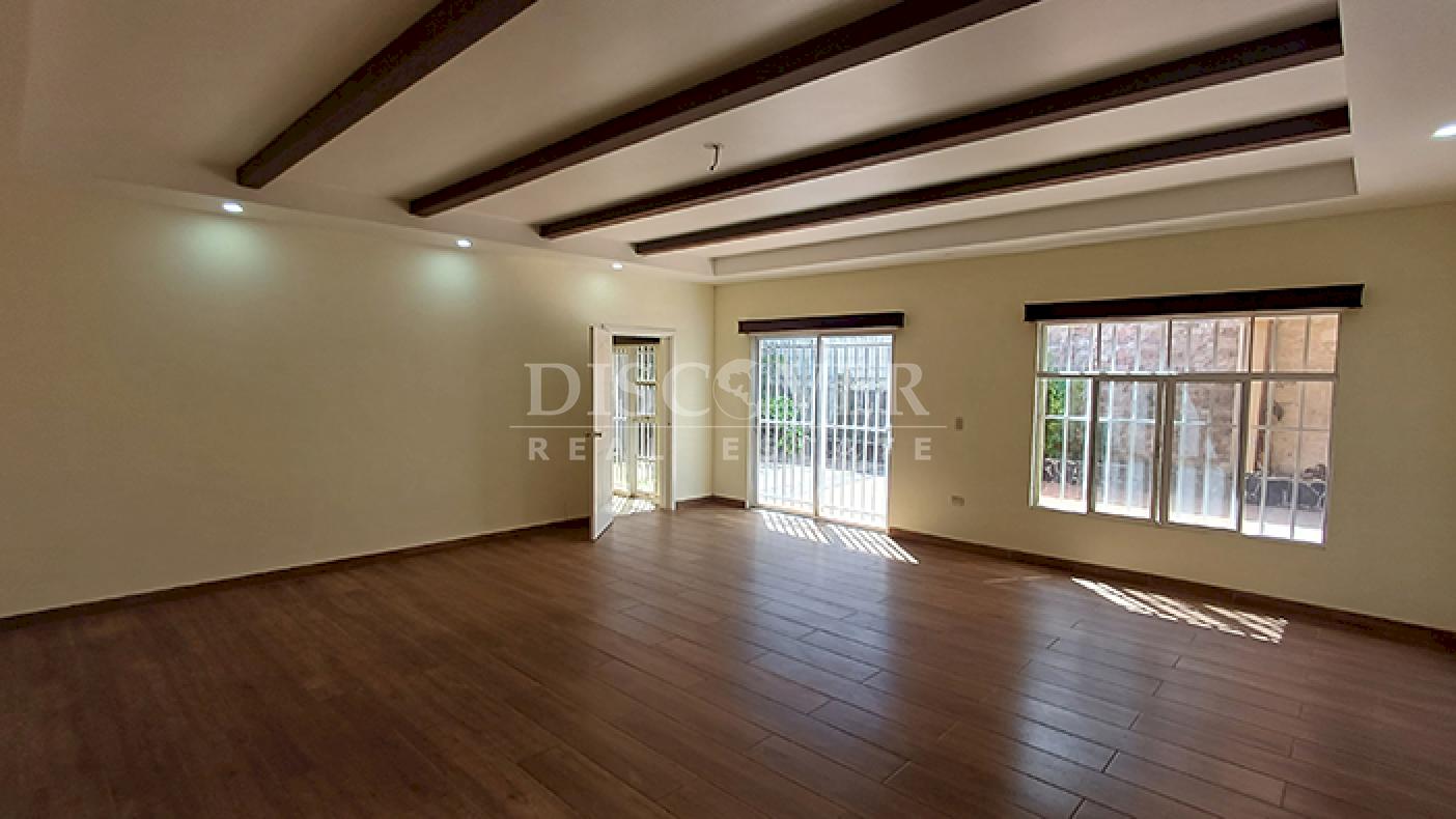 House for sale in a residential area on Carretera Nueva to León
