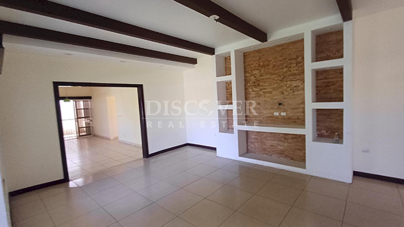 House for sale in a residential area on Carretera Nueva to León