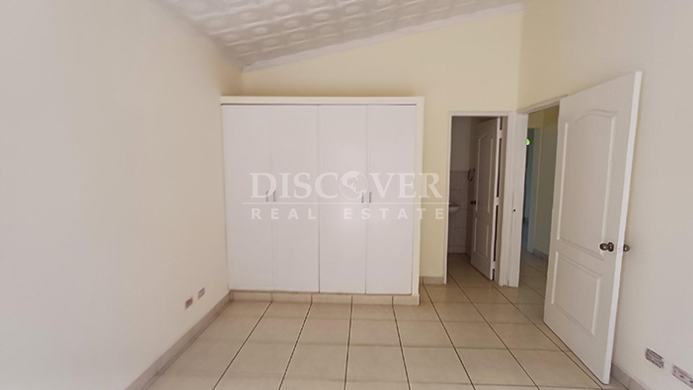 House for sale in a residential area on Carretera Nueva to León