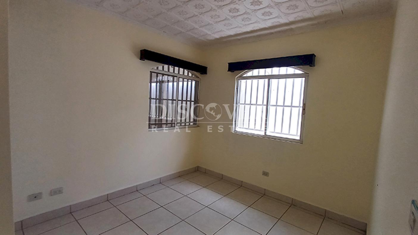 House for sale in a residential area on Carretera Nueva to León