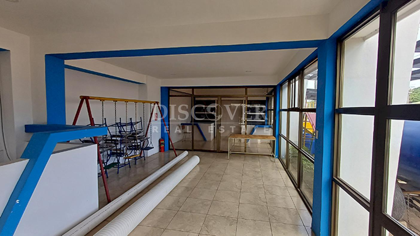 4-story office building for rent on Pista Juan Pablo II