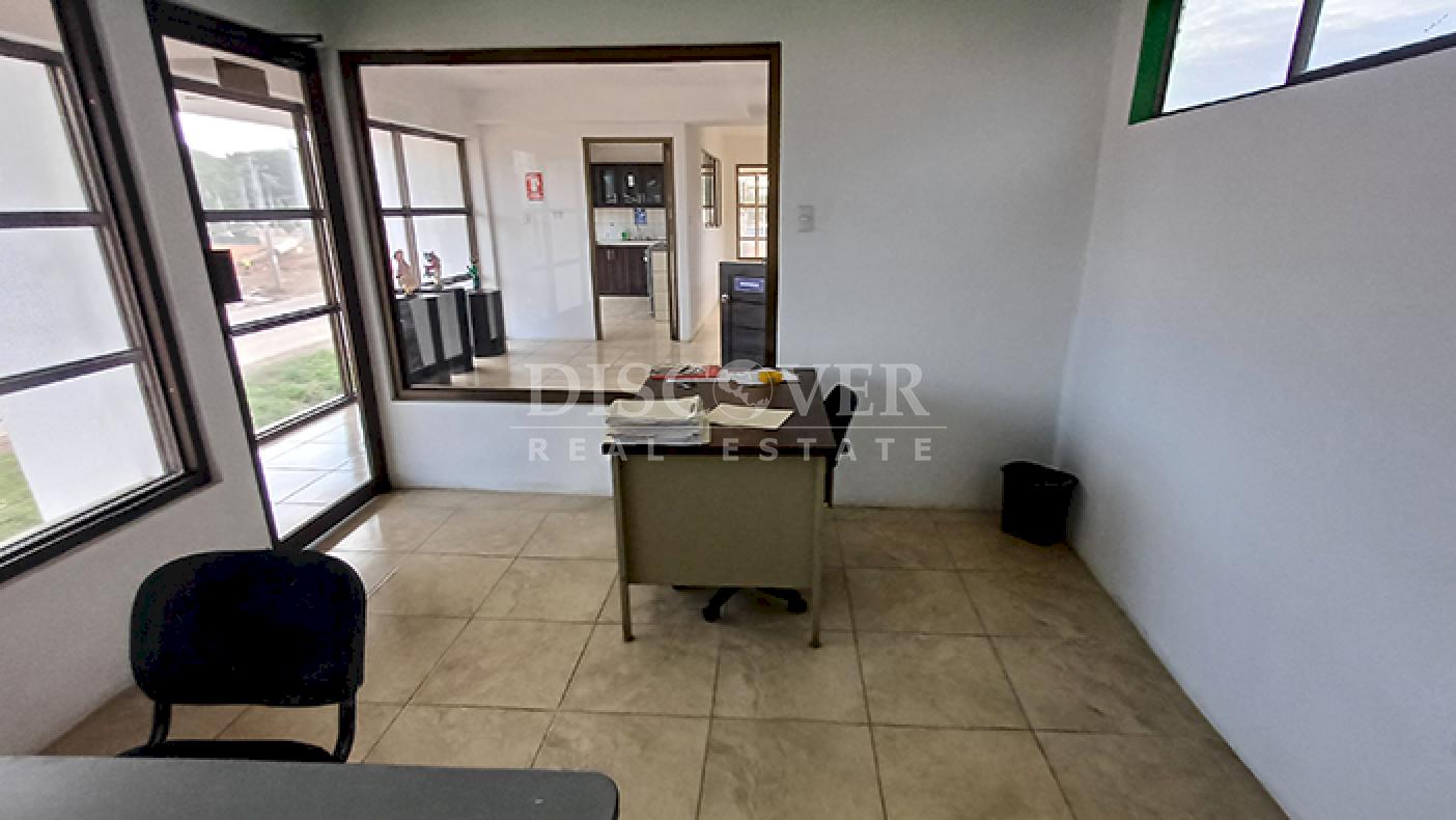 4-story office building for rent on Pista Juan Pablo II