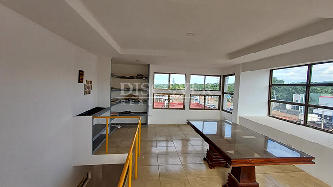 4-story office building for rent on Pista Juan Pablo II