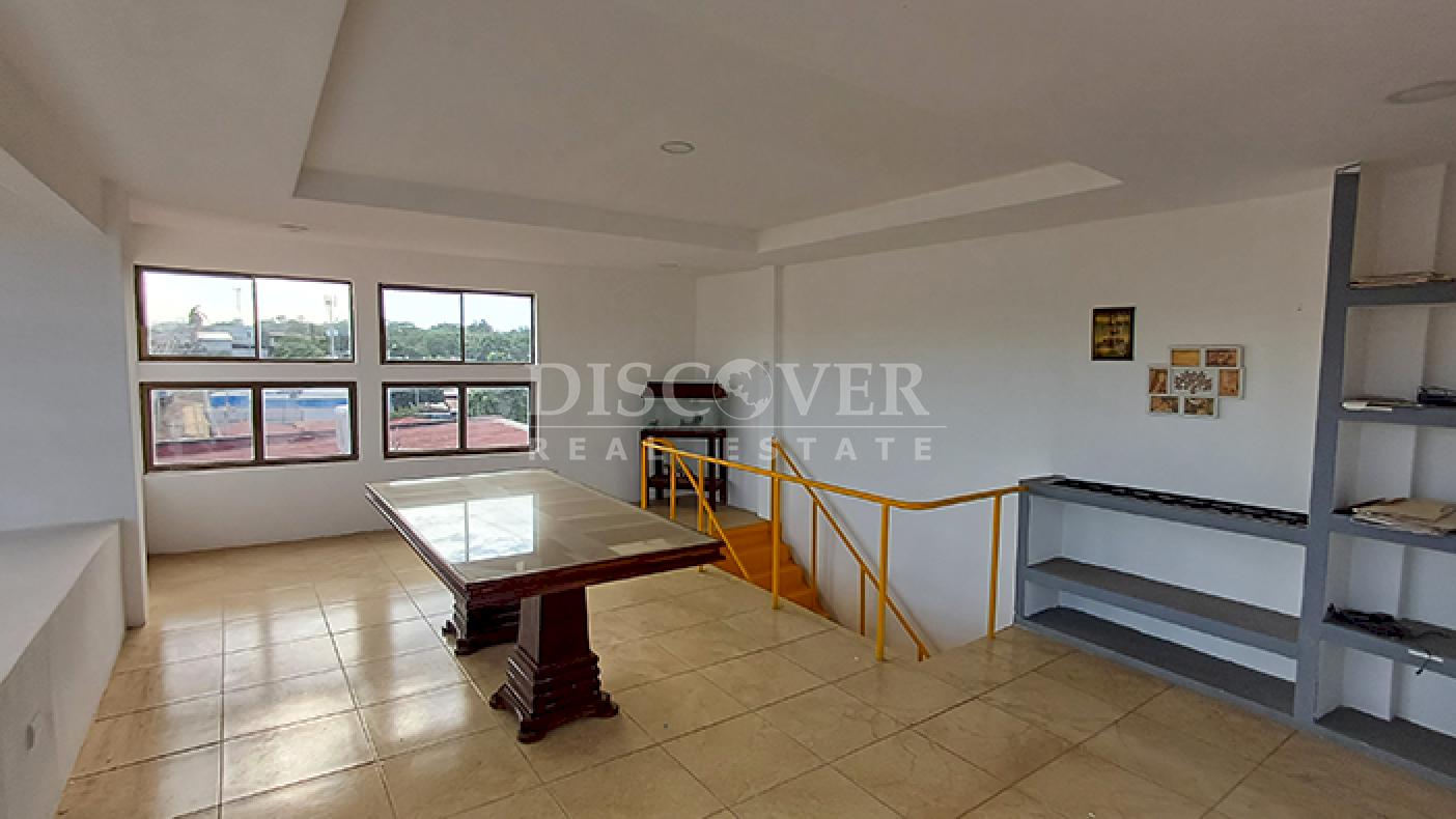 4-story office building for rent on Pista Juan Pablo II