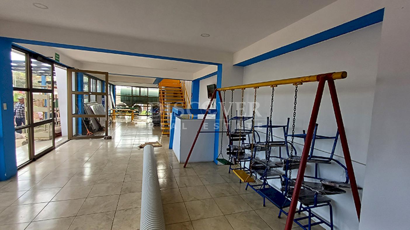 4-story office building for rent on Pista Juan Pablo II