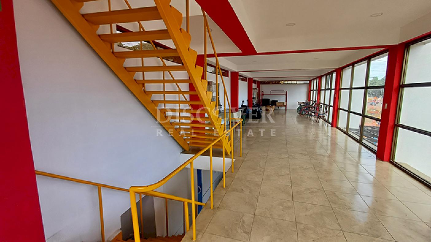 4-story office building for rent on Pista Juan Pablo II