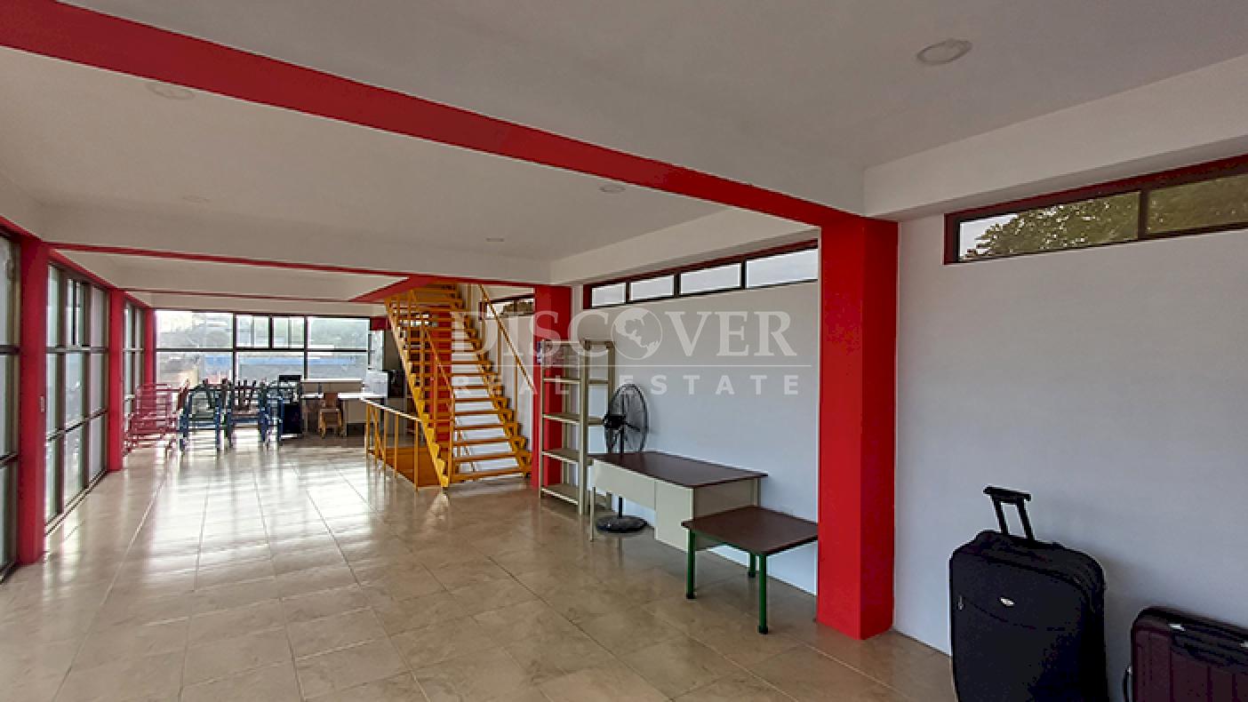 4-story office building for rent on Pista Juan Pablo II