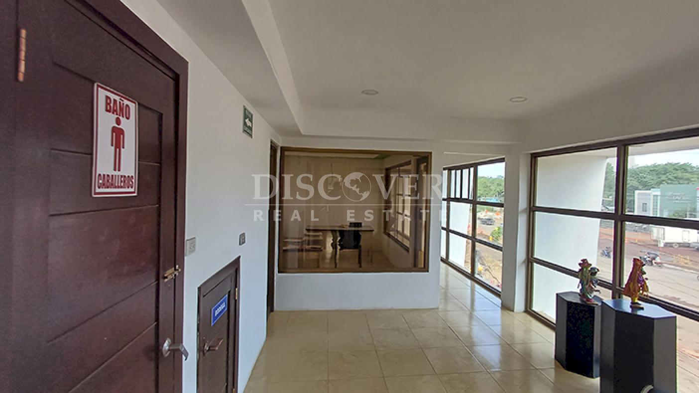 4-story office building for rent on Pista Juan Pablo II