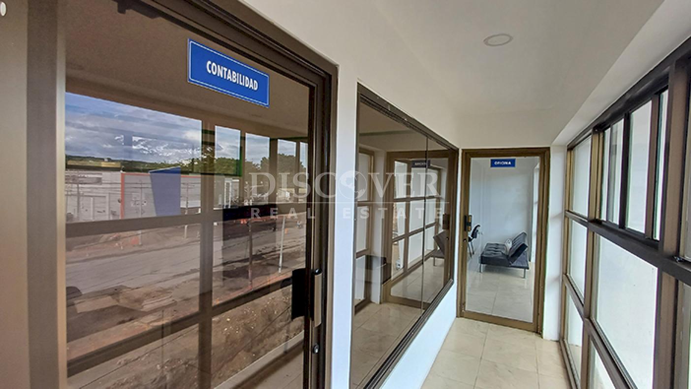 4-story office building for rent on Pista Juan Pablo II