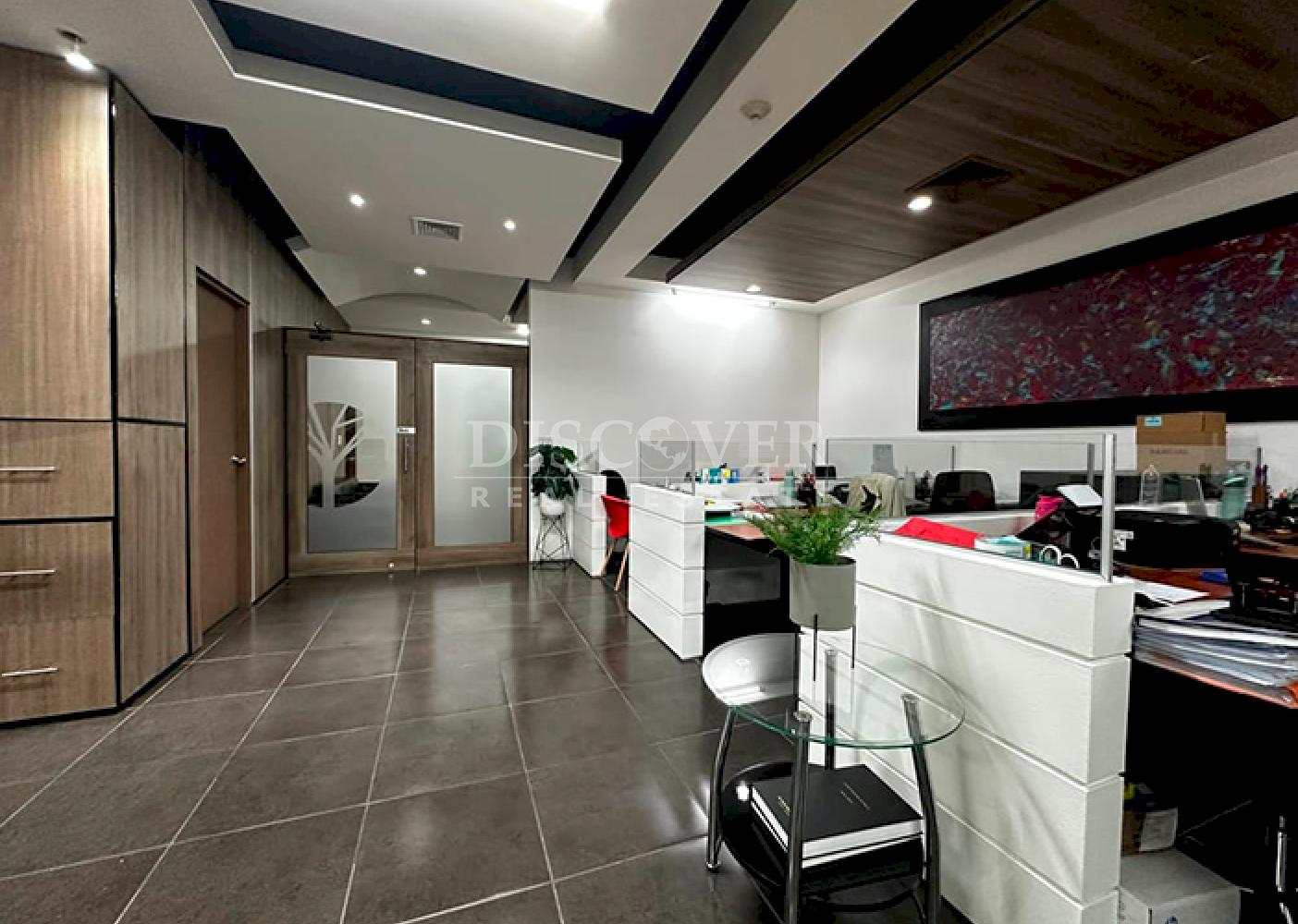  Unit for sale located in a corporate building in Villa Fontana