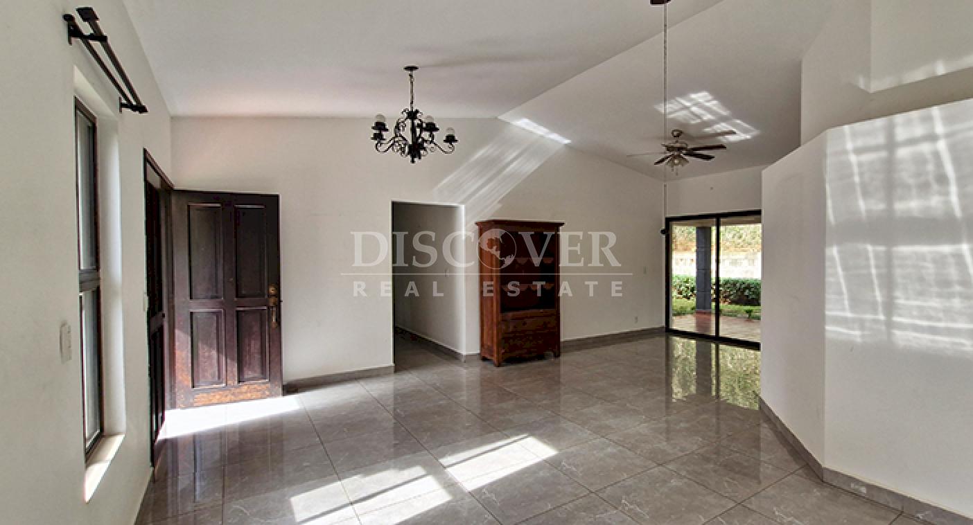  House for rent in a residential area in Las Colinas