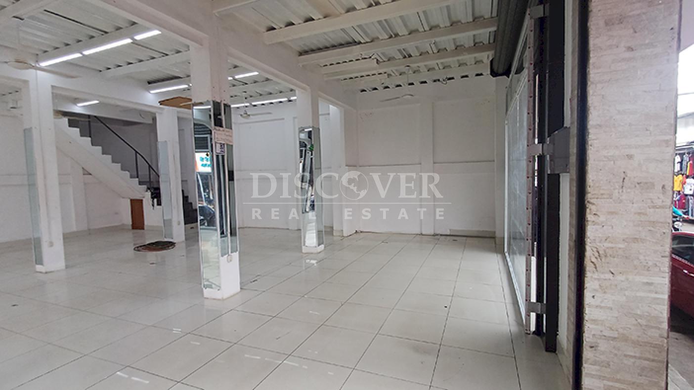  Commercial Unit for Rent in Mercado Oriental