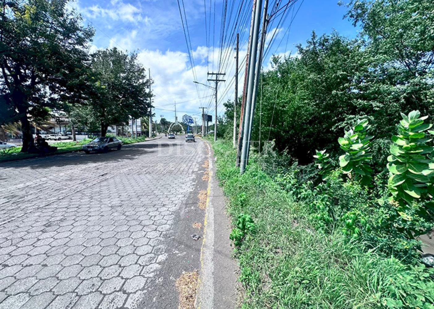  Land for Sale on Avenida Universitaria - Managua