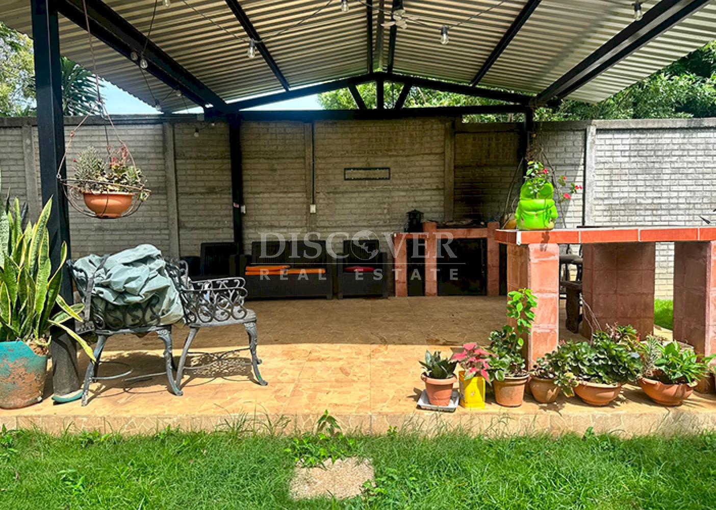 House with a large yard for sale on Carretera Sur