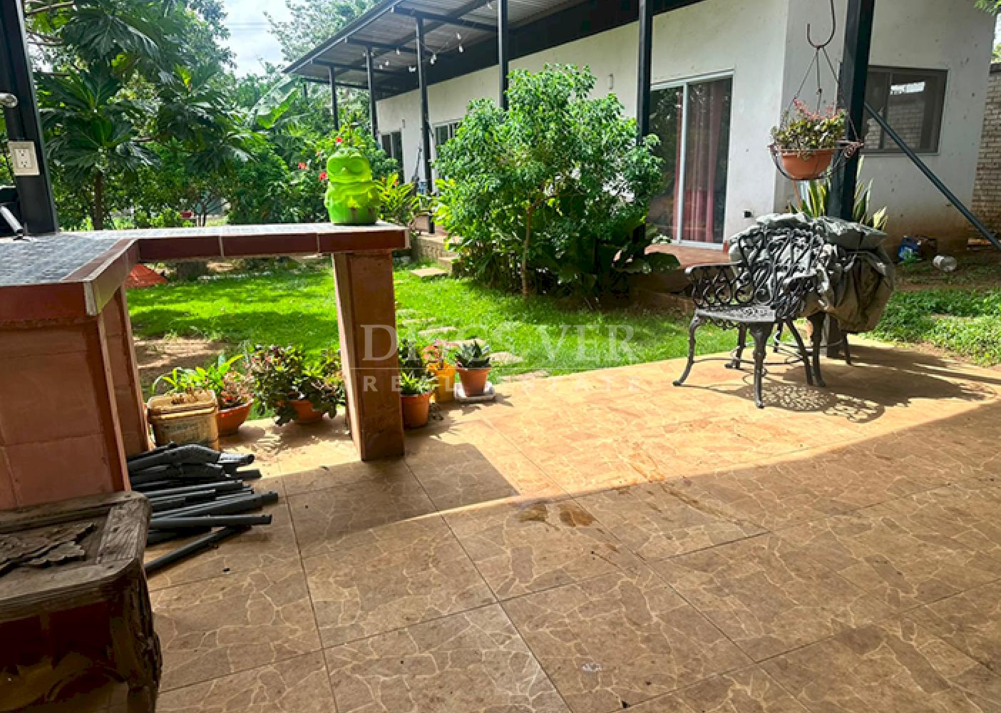 House with a large yard for sale on Carretera Sur