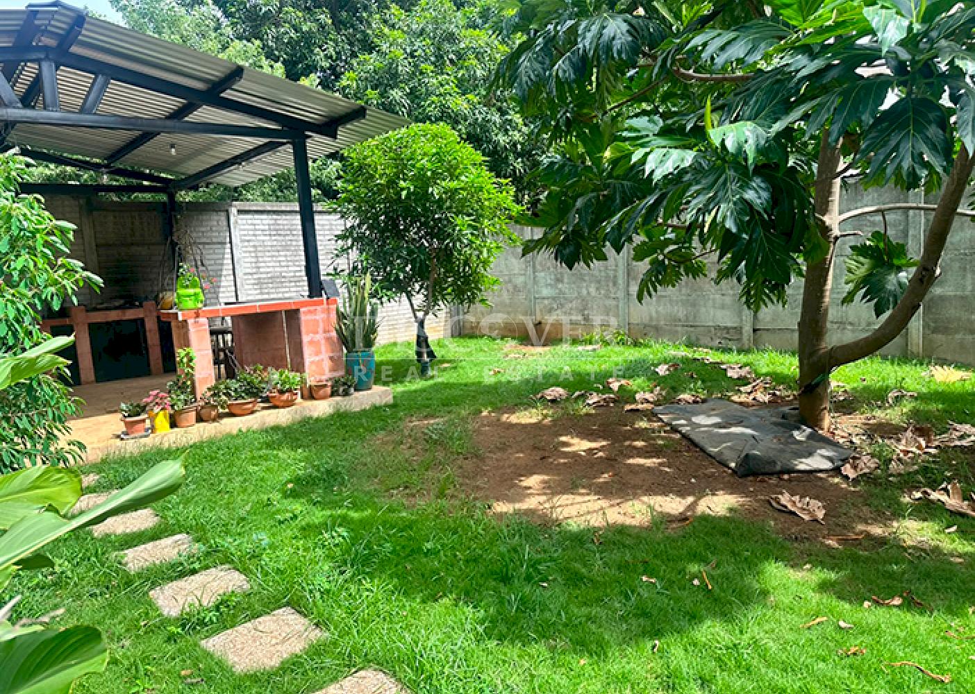 House with a large yard for sale on Carretera Sur